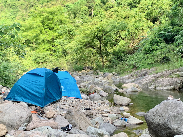 CANYON HIKING